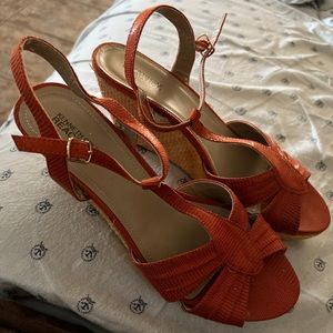 Burnt orange women’s sandals size 10 Kenneth Cole reaction NWOT great condition